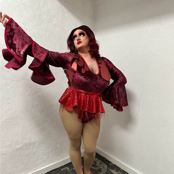 Get a boost of Sarah Tonin - Picture 2 of 4